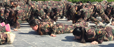 һ�˷��e(cu��)ȫ�w���P���@���ǈF(tu��n)�(du��)������